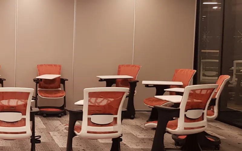Sala flexible con mobiliario móvil reconfigurable